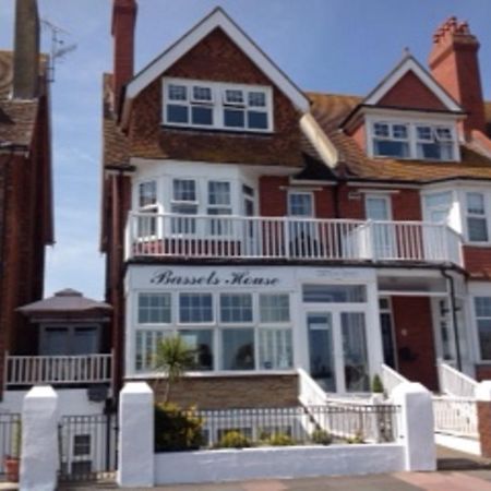 Bassets House Bed & Breakfast Истборн Екстериор снимка