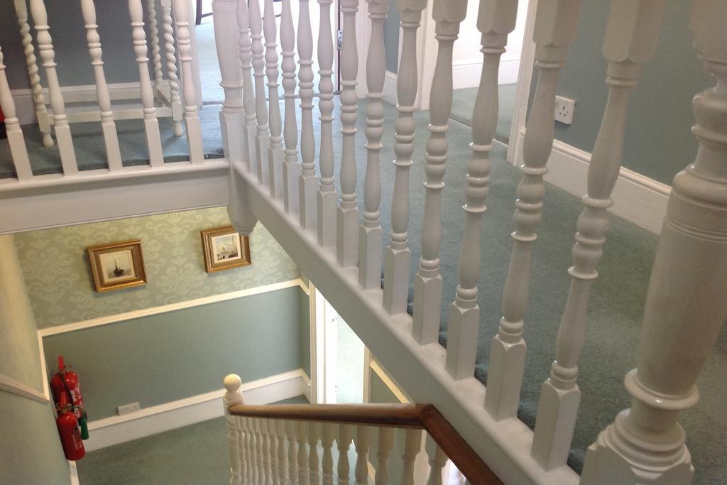Bassets House Bed & Breakfast Истборн Екстериор снимка