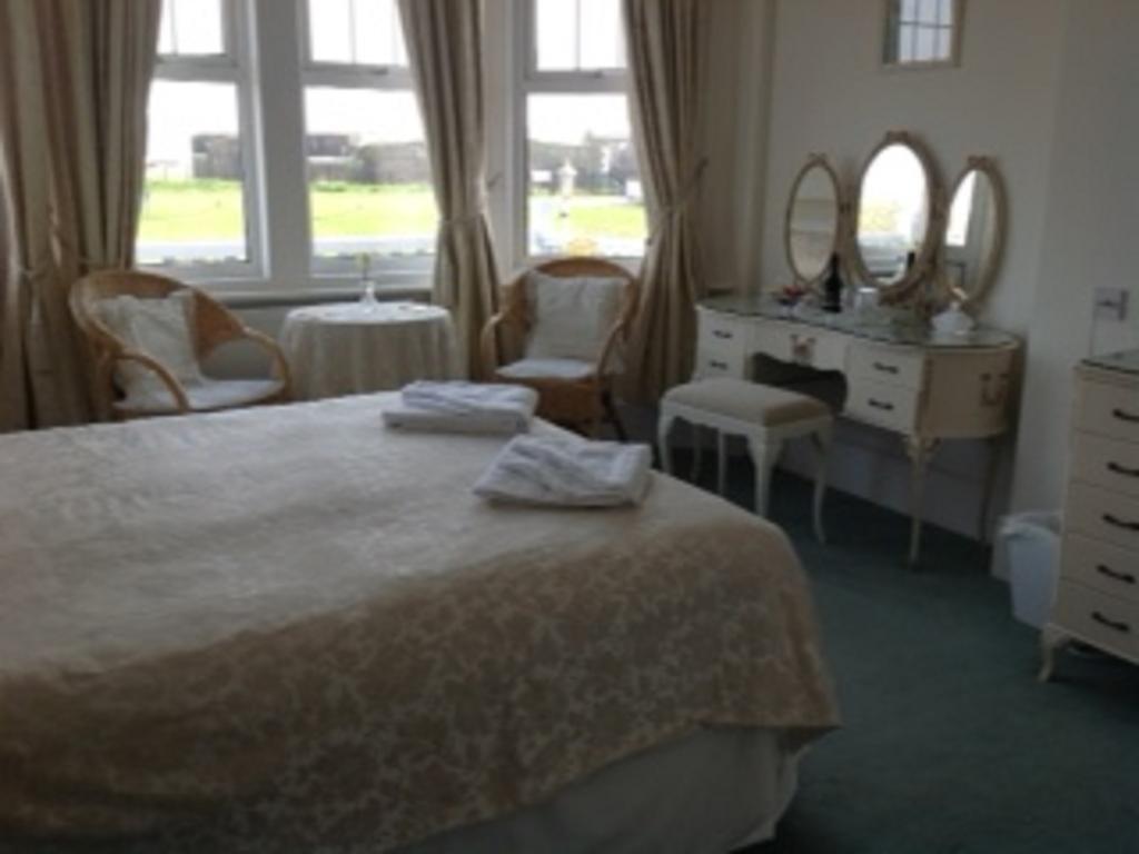 Bassets House Bed & Breakfast Истборн Екстериор снимка