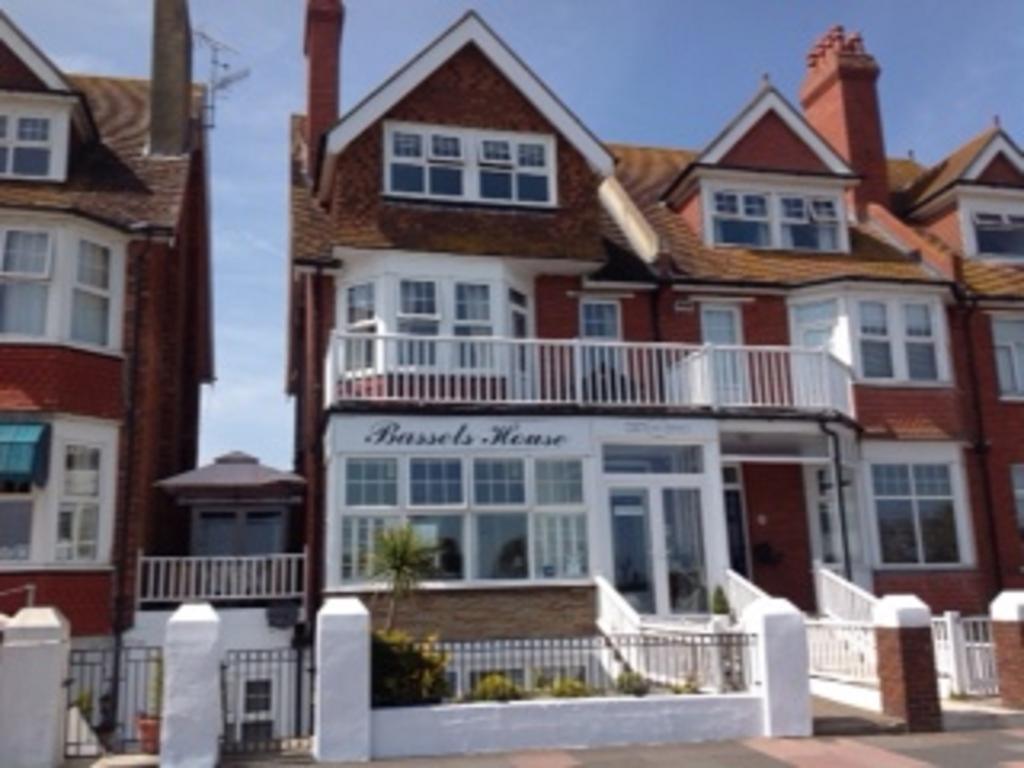 Bassets House Bed & Breakfast Истборн Екстериор снимка
