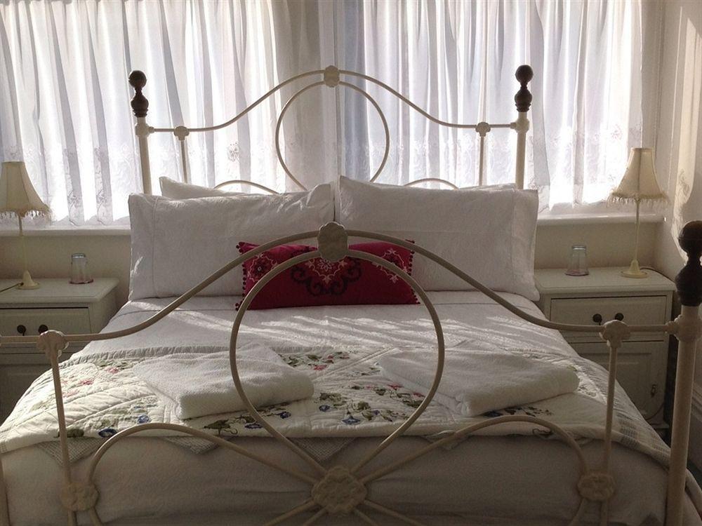 Bassets House Bed & Breakfast Истборн Екстериор снимка